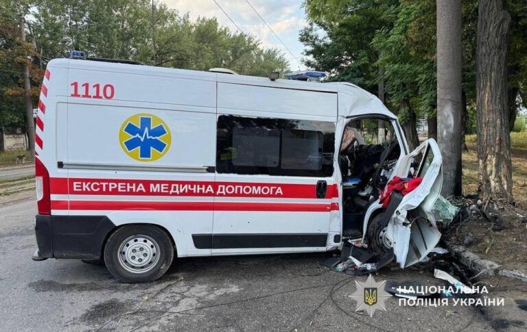 У Дніпрі “швидка” врізалась у стовп, загинув медик
