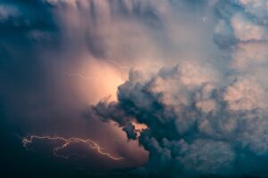 У кількох регіонах України очікуються грози та шквали