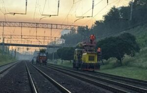 У Києві через нічну атаку пошкоджено залізницю: потяги затримуються