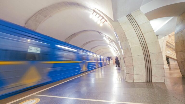 У Києві через підозрілий предмет закрили станцію метро Либідська