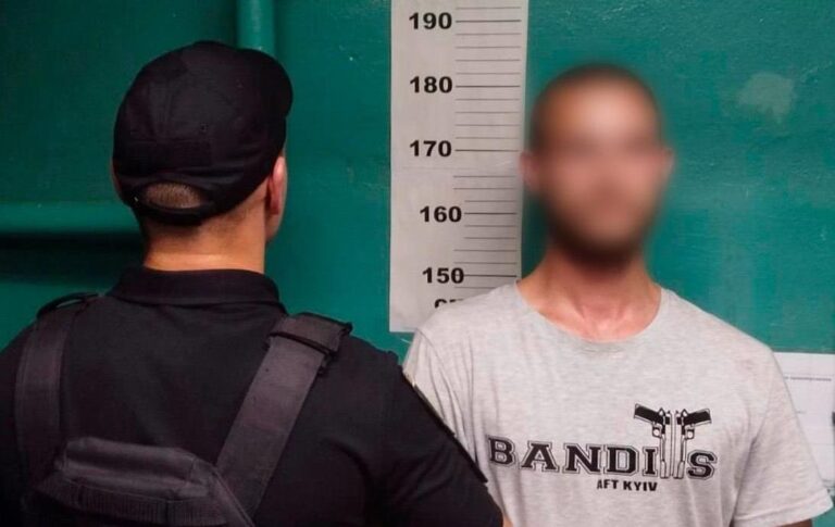 У Києві чоловік п’яним на спір катався між вагонами метро