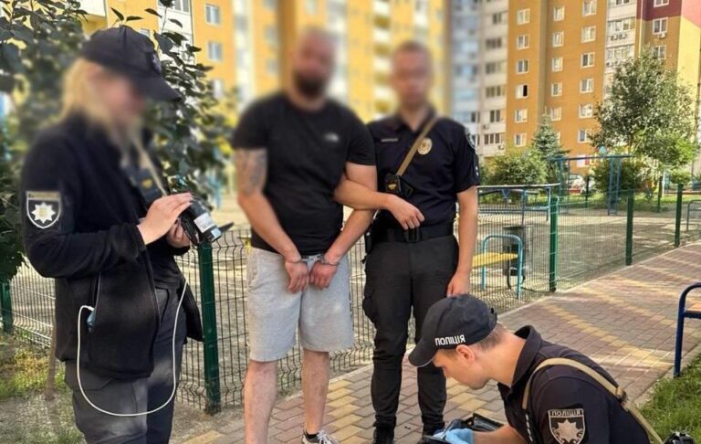 У Києві чоловік стріляв по авто у дворі будинку
