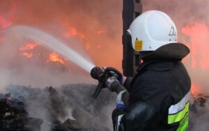 У Києві після удару БПЛА горить дах будівлі