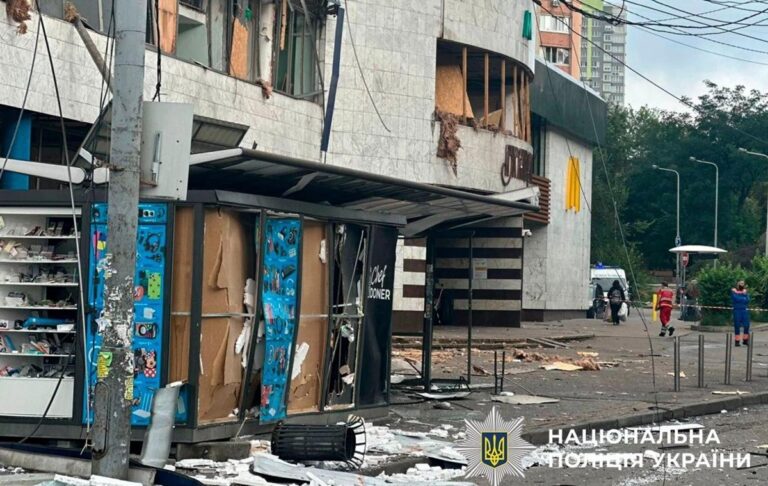 У Києві пограбували магазин, який постраждав під час атаки РФ