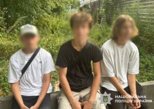 У Києві троє підлітків залізли на верхівку будівельного крана