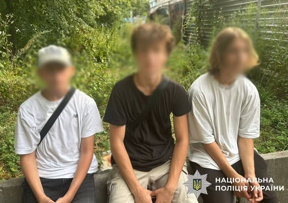 У Києві троє підлітків залізли на верхівку будівельного крана
