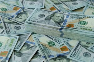 Євро витісняє долар зі світових резервів – МВФ