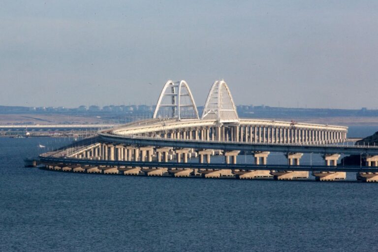 Затор з авто на Кримському мосту встановив рекорд – 22 кілометри