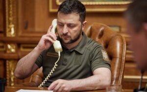 Зеленський та Трамп обговорять призупинення поставок зброї зі США – ЗМІ