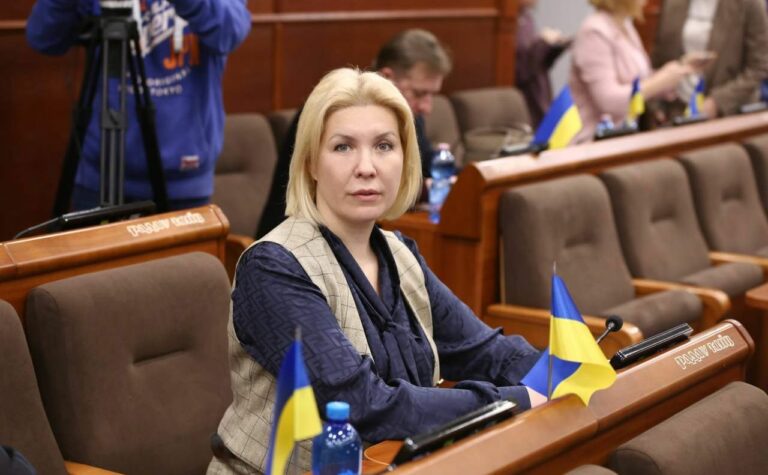 «Службовий» релакс: як чиновниця КМДА Міра Смірнова рятує імідж держави з шезлонга біля океану