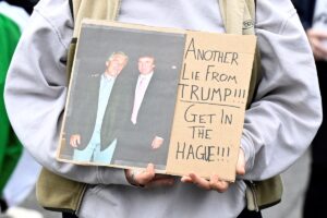 Новини світу - ФБР приховало ім'я Трампа у файлах Епштейна - ЗМІ