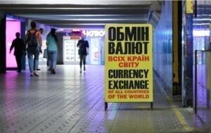 Курс долара в Україні впав до мінімуму з квітня