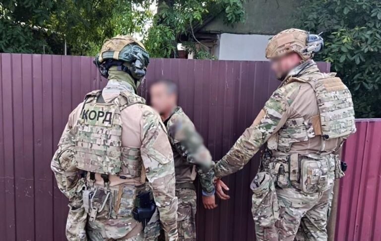 На Житомирщині чоловік погрожував поліцейським гранатою