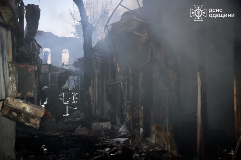 Обстріл Одещини: горіли радіоринок і гуртожиток