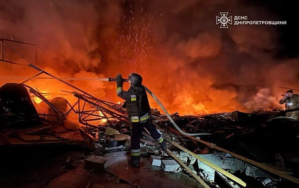 Росіяни атакували дронами Дніпропетровщину: виникли пожежі