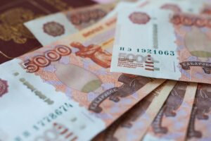 Росіяни виносять мільярди готівки з банків через перебої з інтернетом