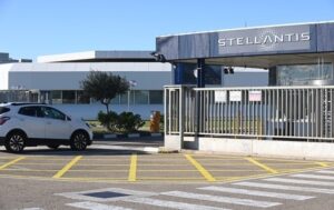 Stellantis заморозила розробку власної системи автономного водіння