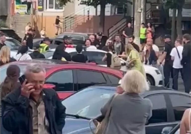 У Вінниці мітингувальники “відбили” ухилянта у ТЦК