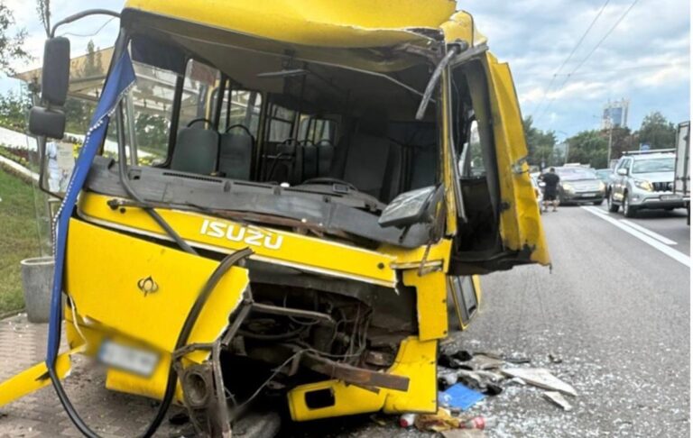 В Києві маршрутка врізалася в автобус на зупинці