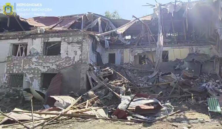 Зранку РФ вдарила по Херсону: є загиблі і поранені