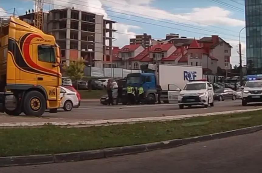 Новини України - У Тернополі п’яний працівник ТЦК втікав від поліції та скоїв кілька ДТП