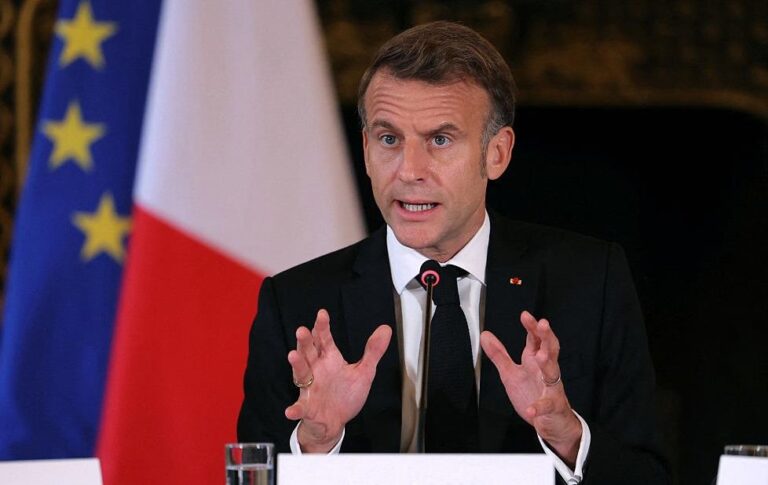 Макрон відмовився складати повноваження президента