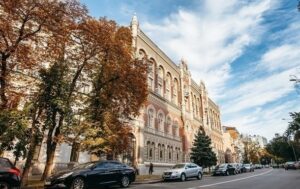 Офіційний курс долара впав після тижневого зростання
