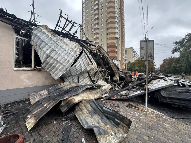 РФ вдарила по Броварах, є руйнування