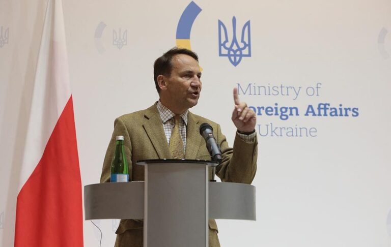 Сікорський прибув з візитом в Україну