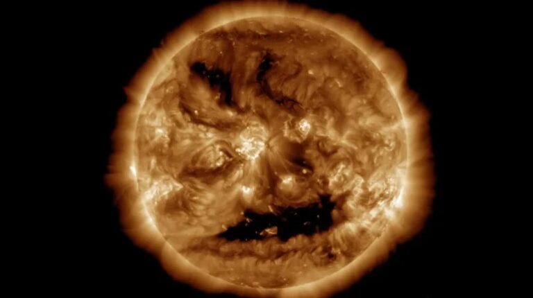 Сонце “усміхнулося”: NASA показало моторошне обличчя зорі