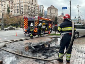 У Києві біля будівлі КМДА чоловік підпалив шини