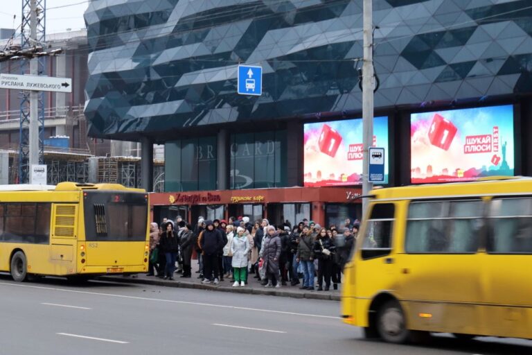В Києві частково замінили електротранспорт автобусами