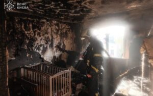 Новини Києва - Атака на Київ: рятувальник гасив власну квартиру