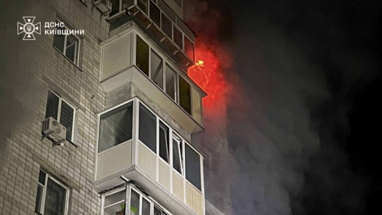 Горять шість поверхів: з’явилися кадри удару по Вишгороду