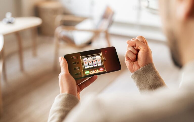 Мінцифри заблокувало в TikTok 47 акаунтів за рекламу казино