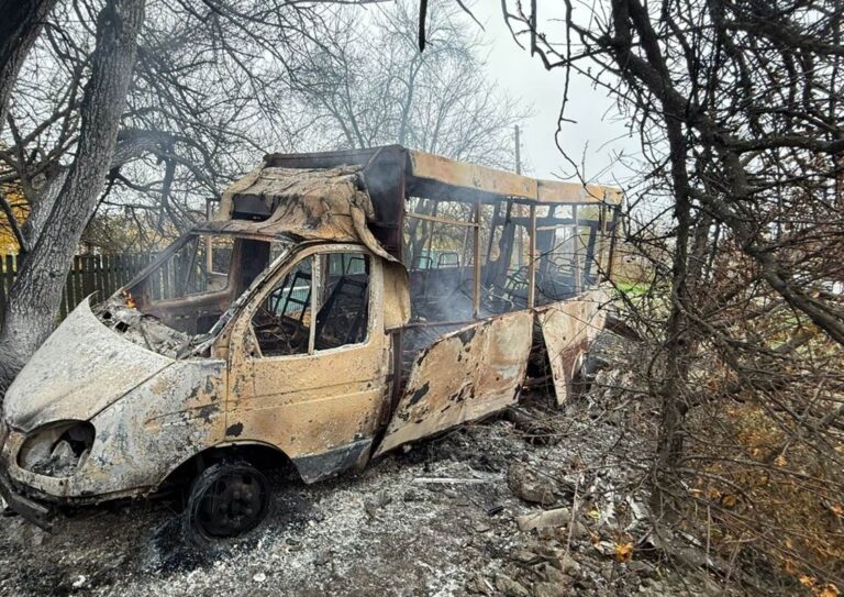 На Донеччині росіяни атакували маршрутку з людьми