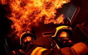 Новини Києва - Наслідки удару: у Києві палає багатоповерхівка, перебої зі світлом і водою