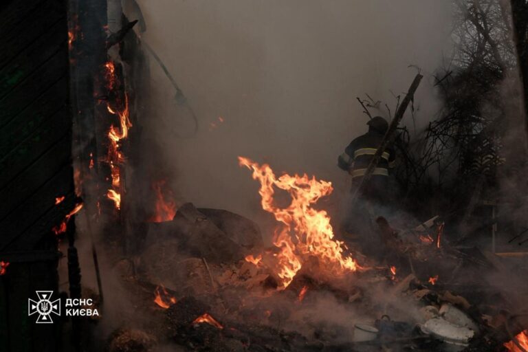 Пожежі після нічного обстрілу Києва ліквідовано