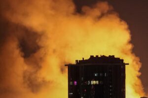 Третя за ніч тривога: у центрі Києва пожежа