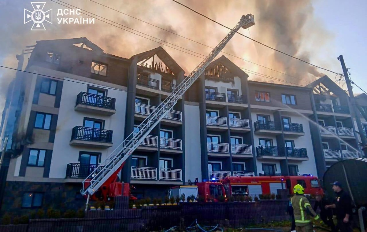 Новини України - У Буковелі спалахнула пожежа в готелі
