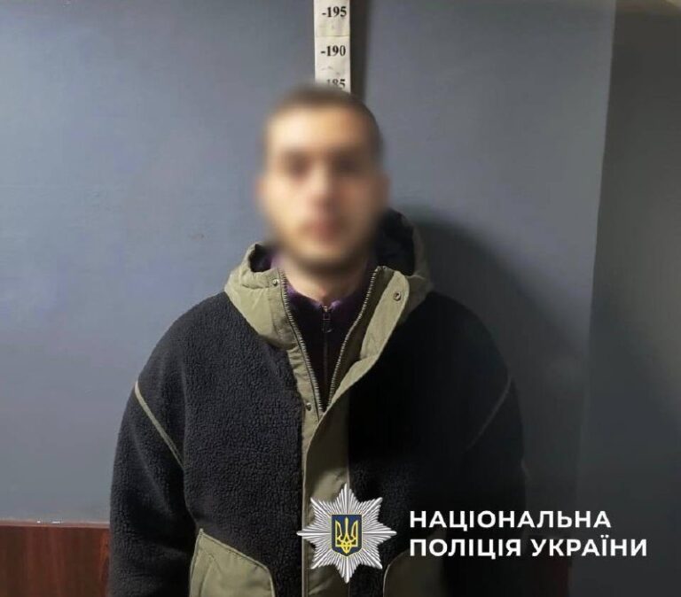 У Києві затримали наркокур’єра з колбами канабісу