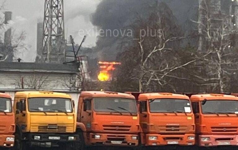 У Росії пролунали вибухи на НПЗ: зайнялася пожежа