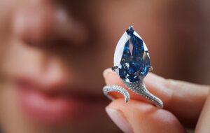 Новини світу - У Женеві продали рідкісний блакитний діамант за понад $25 млн