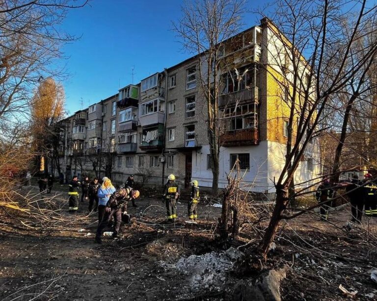 Удар по Дніпру: поранені жінка і 4-річна дитина