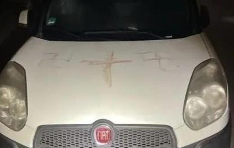 В Німеччині на 50 авто виявили свастики, намальовані людською кров’ю