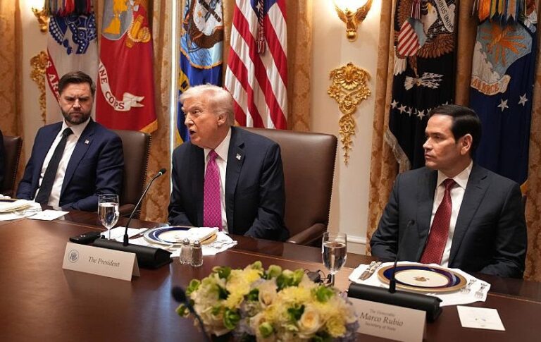 В оточенні Трампа почалась боротьба через “мирний план” – ЗМІ