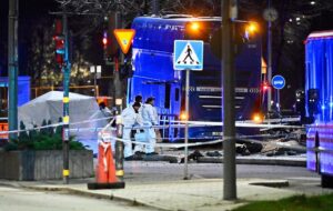 В Стокгольмі двоповерховий автобус врізався в зупинку з людьми: є загиблі