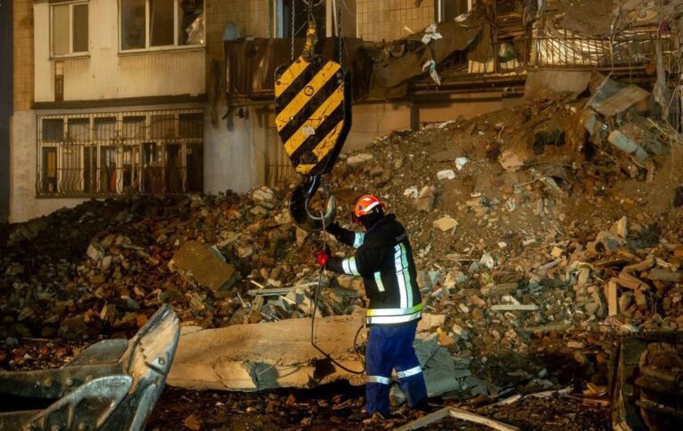 В Тернополі третю добу триває розбір завалів