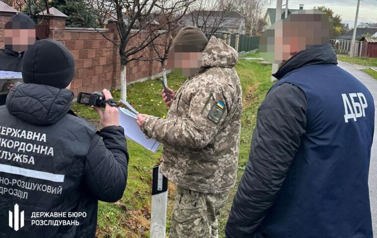 Затримало пʼятьох прикордонників, які випустили за кордон сотню ухилянтів