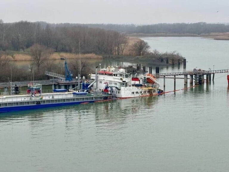 Атакований у Ростові танкер повільно йде на дно – ЗМІ